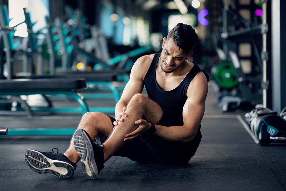 Por qué podría tener líquido en la rodilla y cómo tratarlo