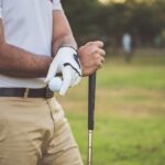 7 estiramientos esenciales para aliviar el codo de golfista